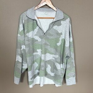 Aerie Women's Gray and Green Camouflage Zip-Up Top